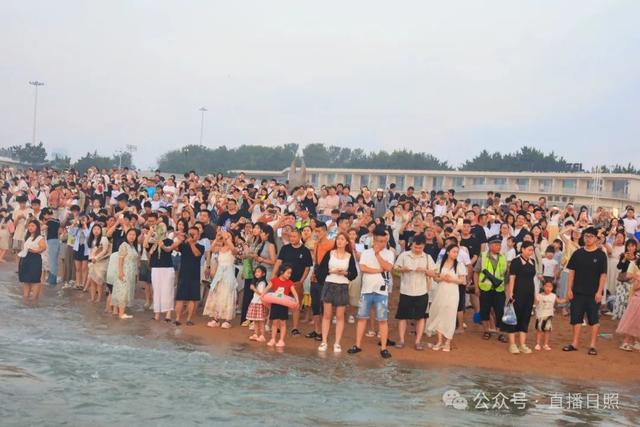 日照的海边人山人海！