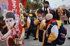 直击开学首日！“哪吒”现身，AI机器人也来了图片