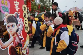 直击开学首日！“哪吒”现身，AI机器人也来了图片