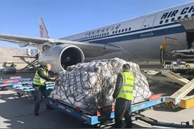 国航2架飞机运送救援物资抵达地震灾区图片