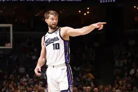 小萨博尼斯砍20+26 篮板数创生涯新高图片