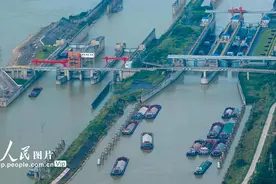 广西梧州：长洲水利枢纽 船只有序通过船闸图片