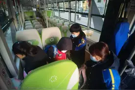 通学公交新线开通  乘务员提前三天记清学生名字图片