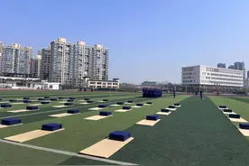 不一样的期末考试！湖南高校学生操场上比拼叠被子图片