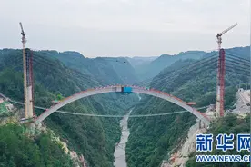 瓮马铁路南北延伸线板布河大桥顺利合龙图片