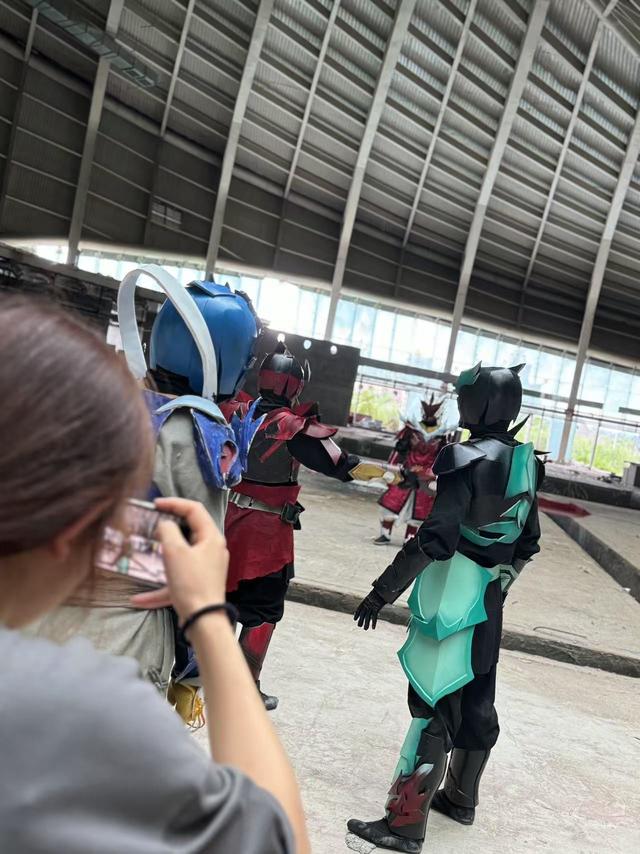 低成本也能“高燃”！大学生用手机拍出四川版《铠甲勇士》