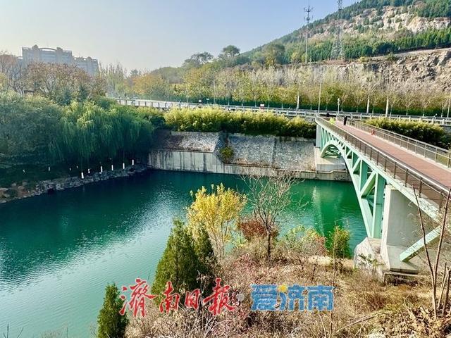 一年四季 泉在济南丨历阳湖碧水映天 成泉城“天然取景框”