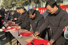 枣庄市峄城区底阁镇：墨香四溢迎新春，福暖佳节送祝福图片