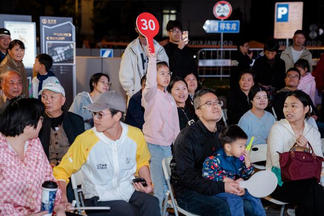 理论市集、古华书市、快闪、图书拍卖，古华庭里满是文化烟火气