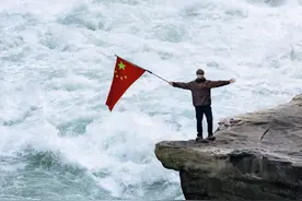 李现徒步虎跳峡举国旗  多位网友晒合照：他一个人来的图片