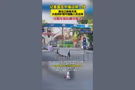 记者直击中缅边境一线，南伞口岸每天有大批持护照中国籍人员出境，出租车排队蹲点接送。图片