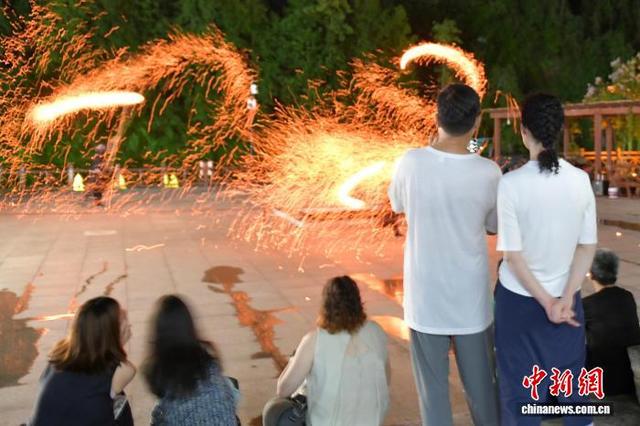 安徽休宁：民俗文化点亮齐云山“夜经济”