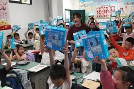 难忘支教时的感动，衢州女教师入川看望学生还带去善款图片