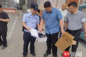 “小精灵”出没，警民爱心接力救助图片