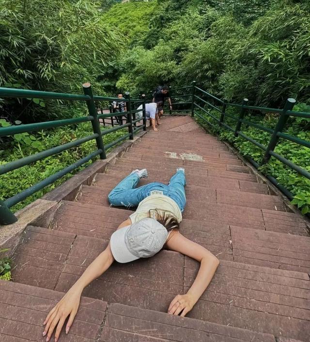 登顶瓦屋，不做牛马！快来瓦屋山徒步释放压力！