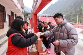 大山深处“迎亲戚”图片