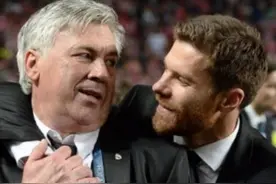 👀暗示接班？皇马主帅安切洛蒂亲自祝贺阿隆索德甲夺冠图片