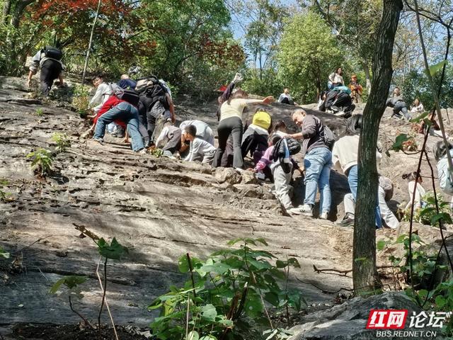 岁暖时刻｜风拂岩壁，也拂过忠魂——赫石坡的 “火”，该照进历史深处