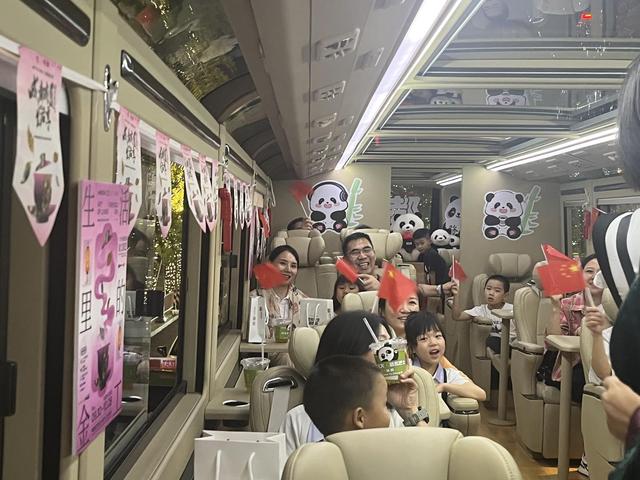 坐巴士游成都，还能一路听评书、竹琴 游客：这一趟成都游很值！