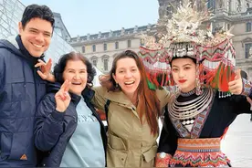 把民族服饰“穿到”外国街头（新国潮）图片