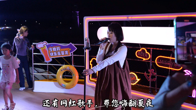 乘船游览浮山湾的“醉”美秋夜画卷：潮齐音乐会+夜游浮山湾+啤酒畅饮