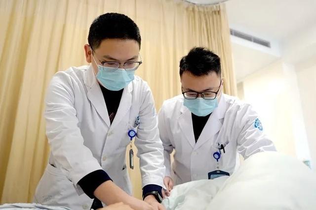 硬扛一夜，小伙痛失“蛋蛋”！医生提醒：黄金救治时间仅6小时