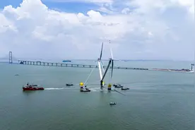全球最大漂浮式风电平台启航出海图片