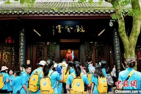 美国华裔青少年在三苏祠感受中国人的精神世界图片