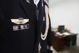 身中15刀仍奋力追捕，鲜血洒满一路……图片