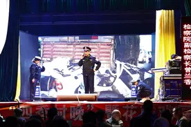 岳阳市交通安全宣传《警钟长鸣》花鼓戏巡演在华容开唱图片