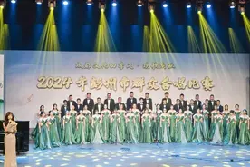 用歌声唱响爱国情怀 成都彭州市举行群众合唱比赛图片