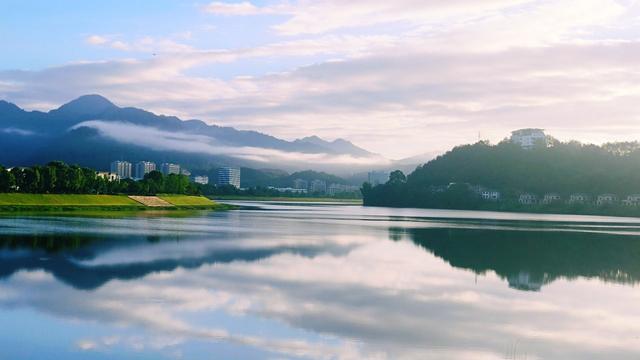 晚潮｜从雨巷到山间：那些年我们追过的彩虹与晨昏