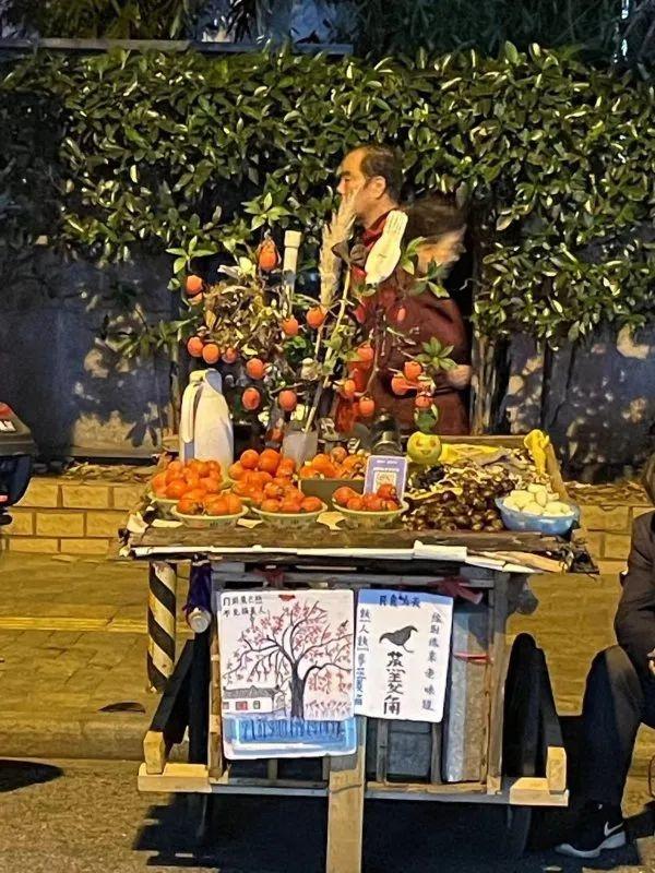 大武汉一日︱地铁口偶遇“季节盲盒”小摊，他把时令过成诗