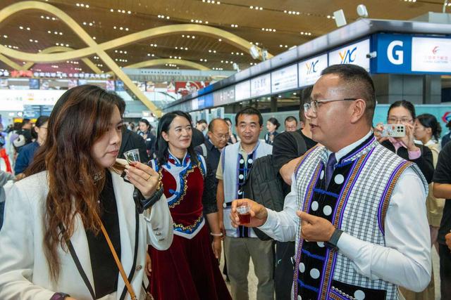国庆去秘境怒江！千人手抓饭、冲咖啡创意赛……这场文化周太会玩