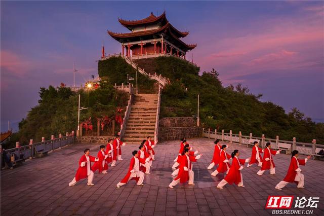 五雷仙山势惊天，秋日武姿舞云端