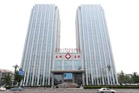 唐山南湖医院破产停诊？3日前该院官微曾发布专家坐诊信息图片