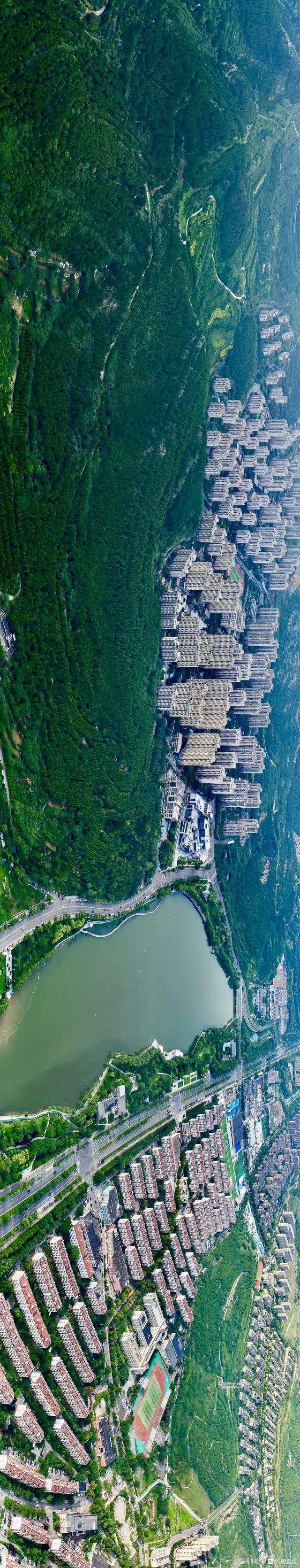 俯瞰龙鼎滨河公园，满眼翠绿清凉一夏