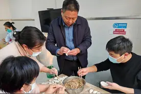 饺香迎冬至 关爱送温情——兰阳卫生院为住院患者、值班人员送上饺子图片