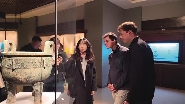 耗时447天穿越16国 万里徒步感知中国 法国俩小伙在兰州感受金城味道