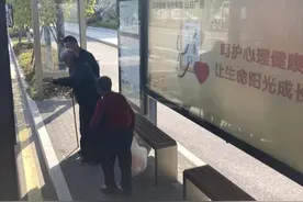 暖心！两位老人行动不便，公交司机下车帮扶图片