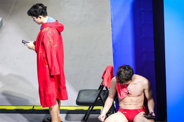 十五运跳水：王宗源男子三米板锁定鄂军开幕后首金 赛后被全红婵借金牌合影