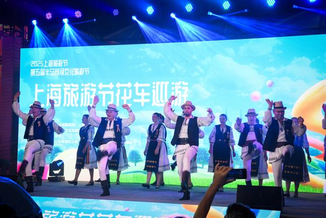 上海旅游节花车开启各区巡游，首站驶进普陀