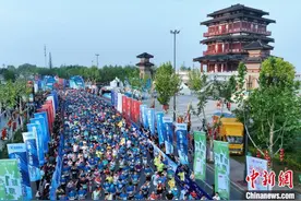 七千跑者齐聚湖北老河口领略“秦楚通衢”发展活力图片