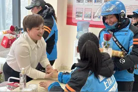 骑时我最美！三八妇女节，女骑手收到暖心“大礼包”图片