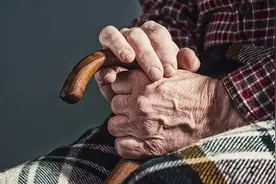 女儿一直随母生活，父亲要求月薪六千的女儿每月支付4500元赡养费图片