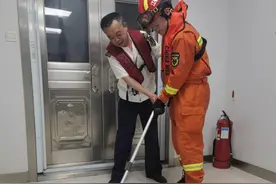 测量船上来了条2米多长“大王蛇”，名字虽唬人，其实无毒图片