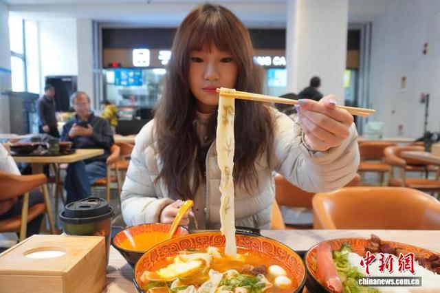 （文化中国行）“甲骨文面条”走红 游客吃面“沾福气”