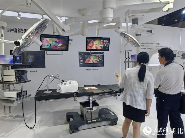 中国服博会黑科技引海内外客商瞩目
