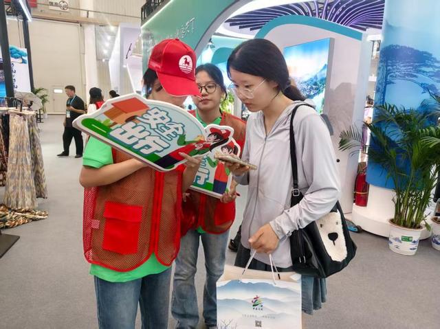 武汉“红马甲”注入青春能量，中国文旅博览会“因你而美”