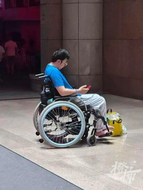 在海南参加冲浪培训，刚下水做了一个简单动作，就永久瘫痪了！男友在轮椅上坐了一年后，女友发声